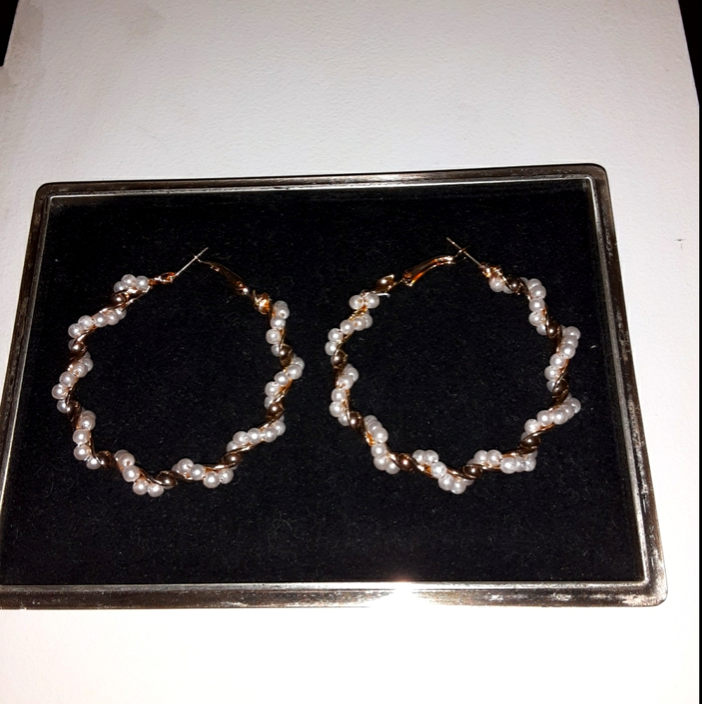 NWOT! FASHION EARRINGS! NEW WITHOUT TAGS! - Picture 1 of 3